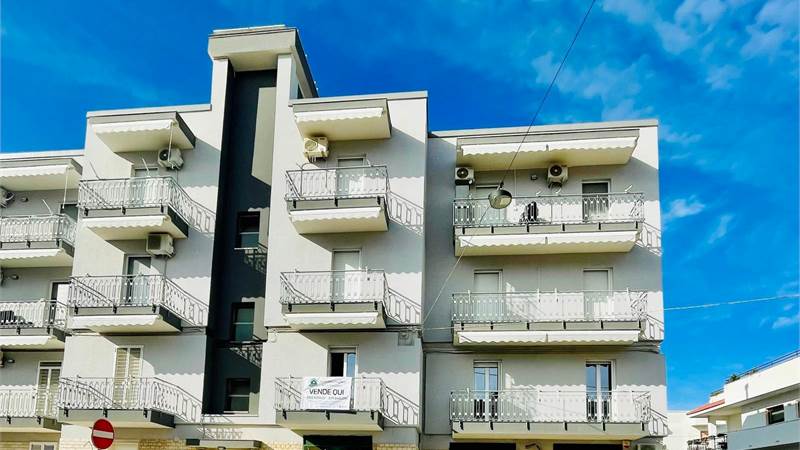 AMPIO TRE VANI 1° PIANO CON ASCENSORE - LIBERO!!!