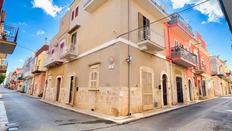 CASA INDIPENDENTE ANGOLARE CON TERRAZZO 