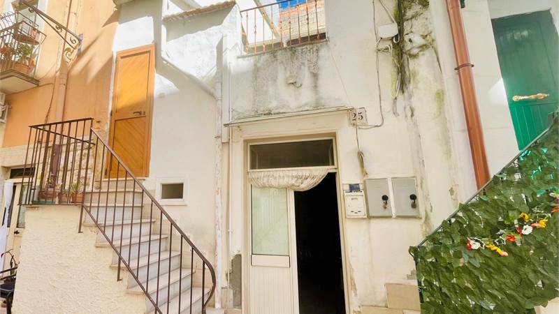 MONOLOCALE PIANO TERRA CON LASTRICO SOLARE