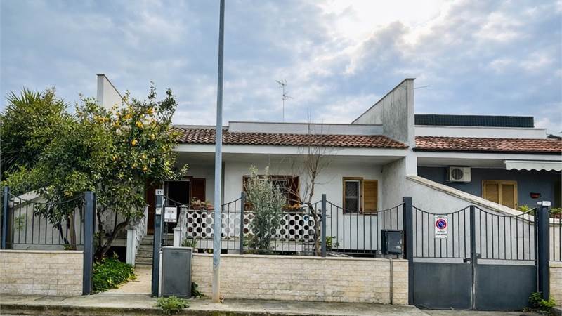 Villa singola 4 vani con giardino, garage e terrazzo