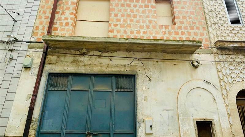 Rustico indipendente con ampio locale e terrazzo