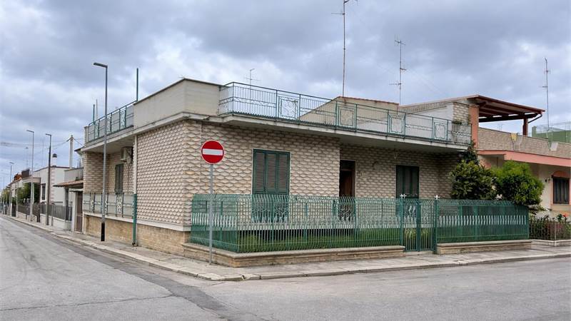 CASA INDIPENDENTE - 4 VANI + ACC CON TERRAZZO 