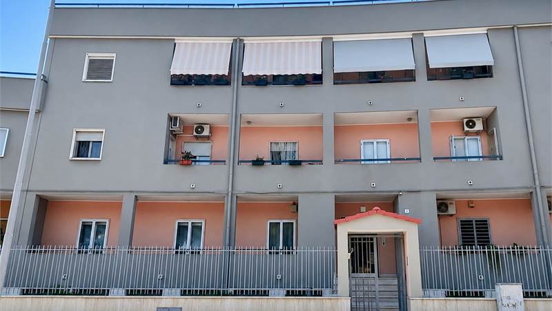 Ampio appartamento 4 vani con doppio posto auto e cantinola